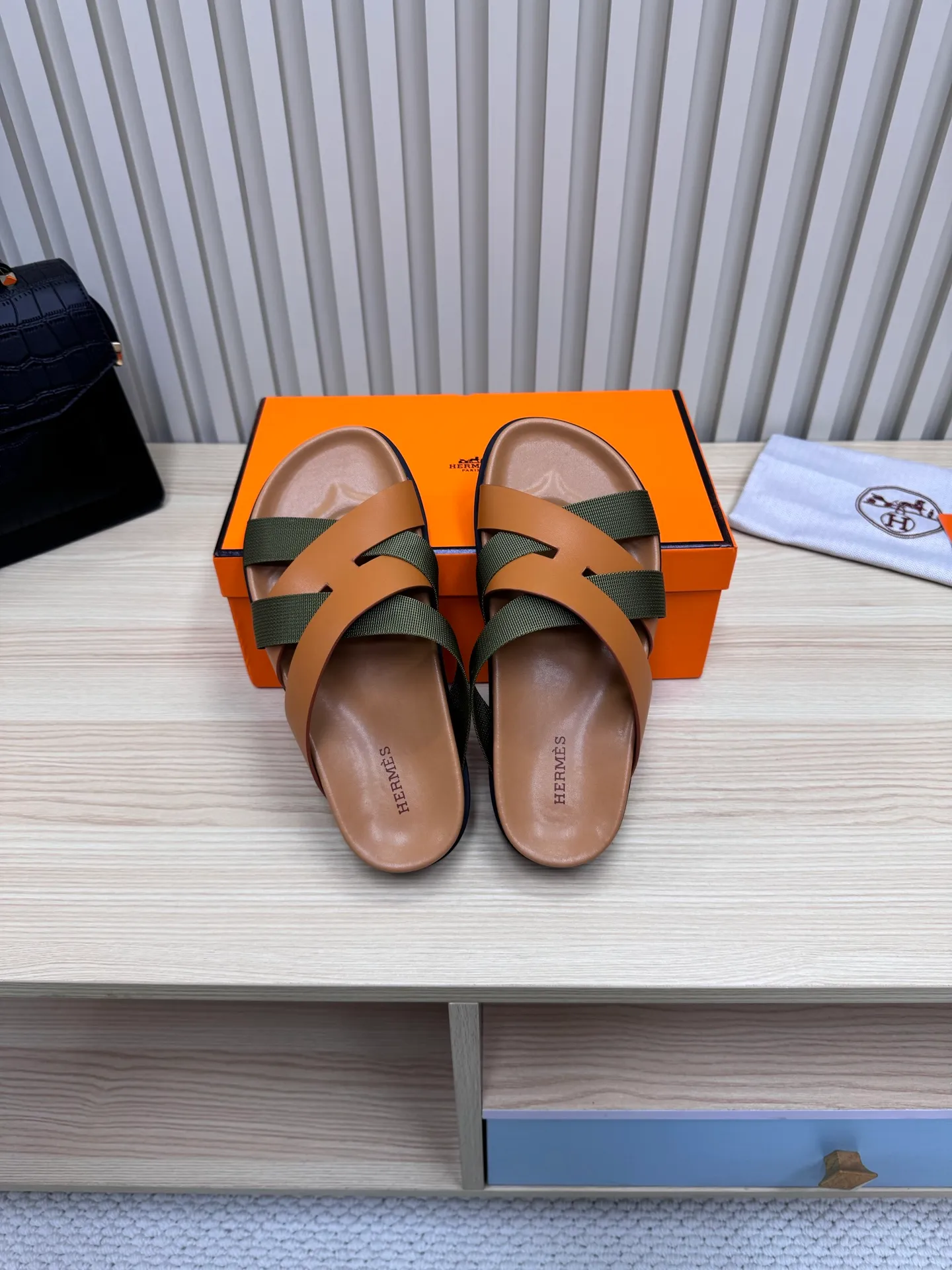 👟👟Ex-factory price 502👟👟 (Top version) Hermes 🐎The extremely popular couple's second uncle slippers/the latest snake print sandals and slippers, paired with various colorful socks, so trendy!  ———————— Upper: imported cowhide/sheep leather/cloth/palmprint leather lining: imported cowhide/sheepskin outsole: Tpu non-slip and wear-resistant outsole Female size: 35-42 (40.41.42 non-returnable and non-exchangeable) Male code: 39-45 (45 non-returnable and non-exchangeable)